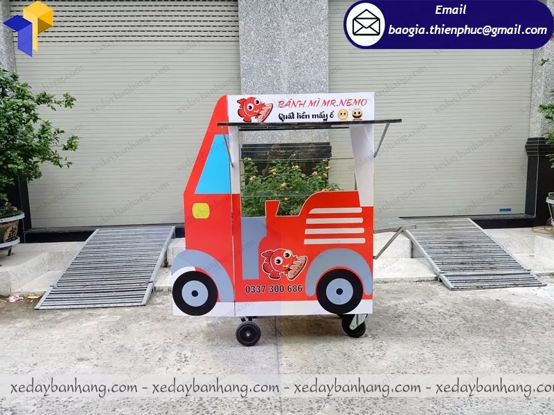 xe inox bán bánh mì